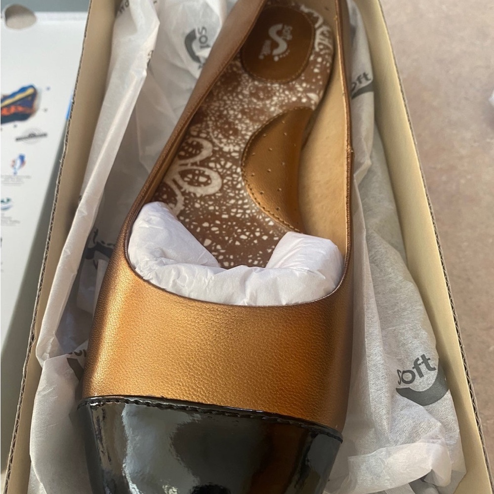 Stylish 9.5  Gold and Black Women's Flats